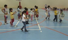 Jugando el minibasket con un periódico